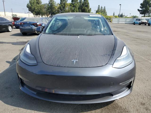 5YJ3E1EB6NF113216 - 2022 TESLA MODEL 3 Grau Foto 5