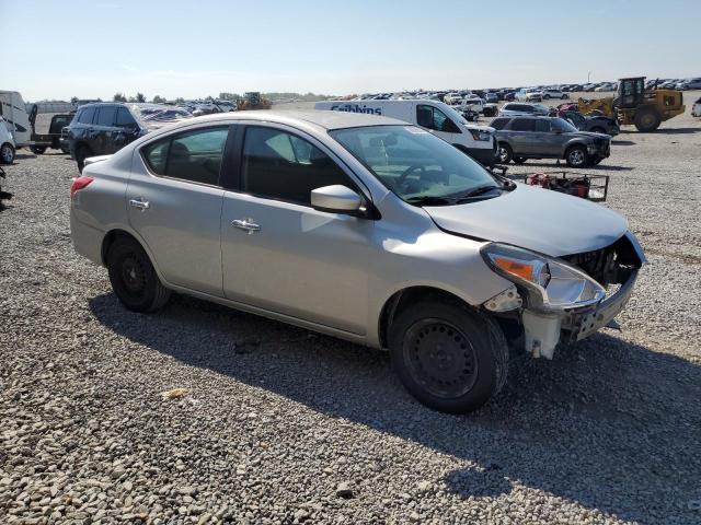 3N1CN7AP5JL882048 - 2018 NISSAN VERSA S 银色 照片 4