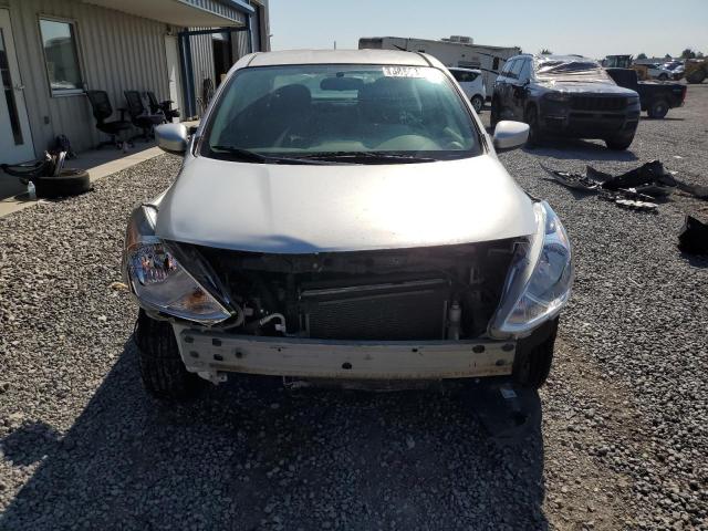 3N1CN7AP5JL882048 - 2018 NISSAN VERSA S 银色 照片 5