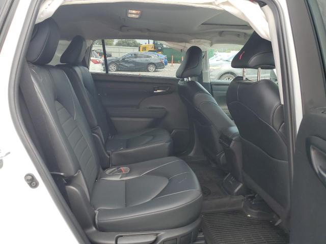 5TDGZRBH1NS577068 - 2022 TOYOTA HIGHLANDER XLE WHITE photo 11