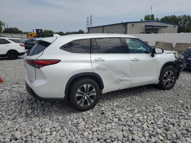 5TDGZRBH1NS577068 - 2022 TOYOTA HIGHLANDER XLE WHITE photo 3
