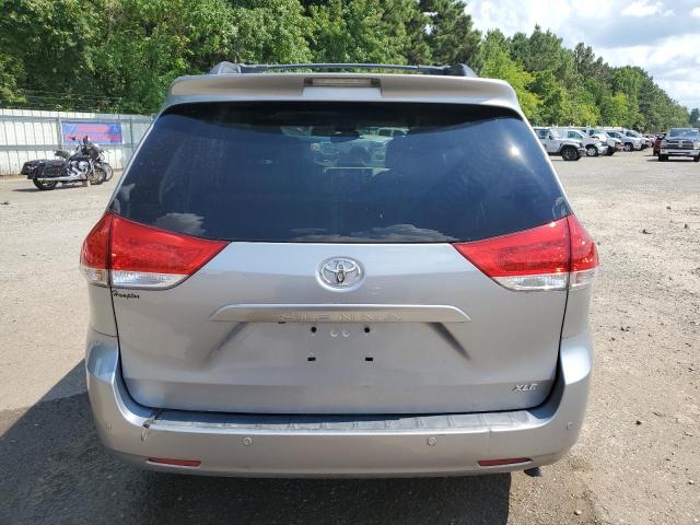 5TDYK3DCXDS326507 - 2013 TOYOTA SIENNA XLE ვერცხლისფერი ფოტო 6