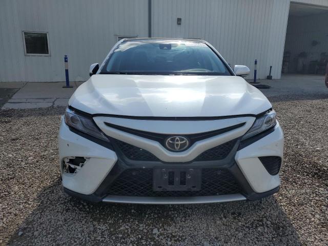 4T1B61HKXJU097040 - 2018 TOYOTA CAMRY XSE 白色 照片 5