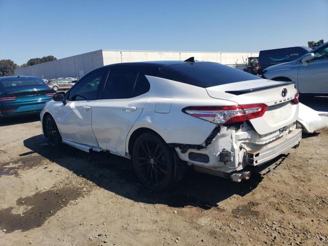 4T1K61AKXMU473587 - 2021 TOYOTA CAMRY XSE WHITE photo 2