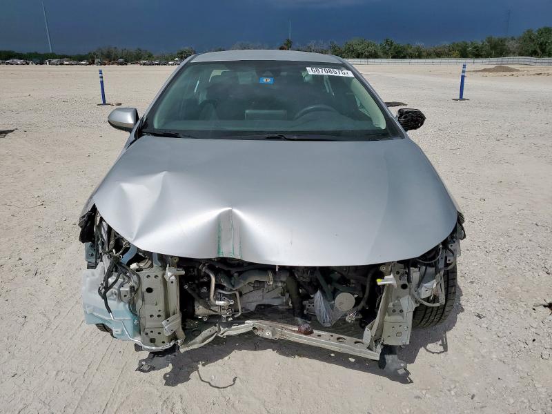5YFEPMAE1MP264634 - 2021 TOYOTA COROLLA LE Gümüş foto 5