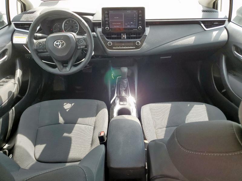 5YFEPMAE1MP264634 - 2021 TOYOTA COROLLA LE Gümüş foto 8