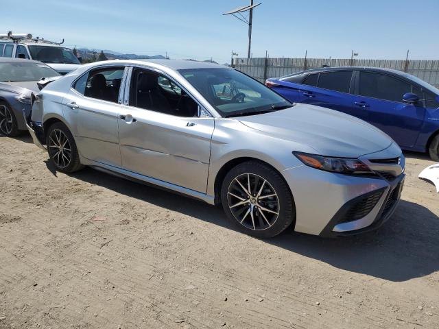 4T1T11AK0MU518216 - 2021 TOYOTA CAMRY SE 银色 照片 4