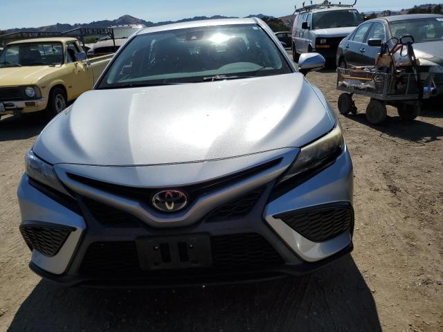 4T1T11AK0MU518216 - 2021 TOYOTA CAMRY SE 银色 照片 5