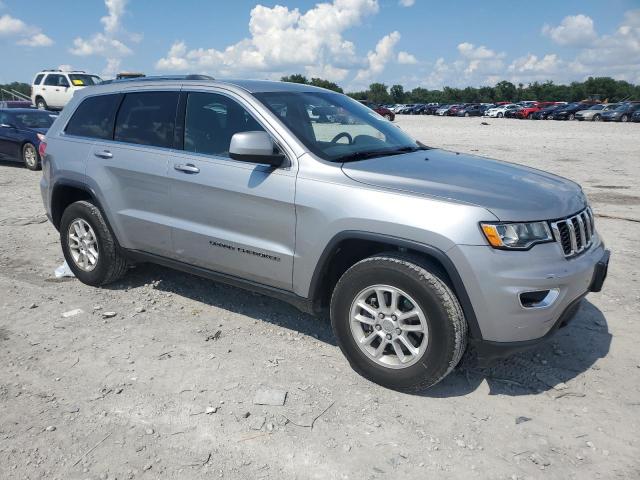 1C4RJFAG1JC235803 - 2018 JEEP GRAND CHEROKEE LAREDO Gümüş foto 4