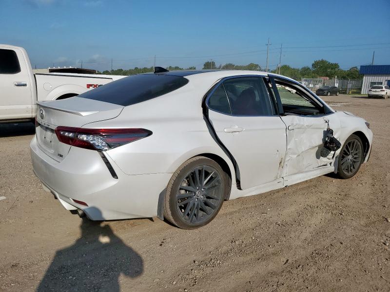 4T1K61AK4MU589660 - 2021 TOYOTA CAMRY XSE WHITE photo 3