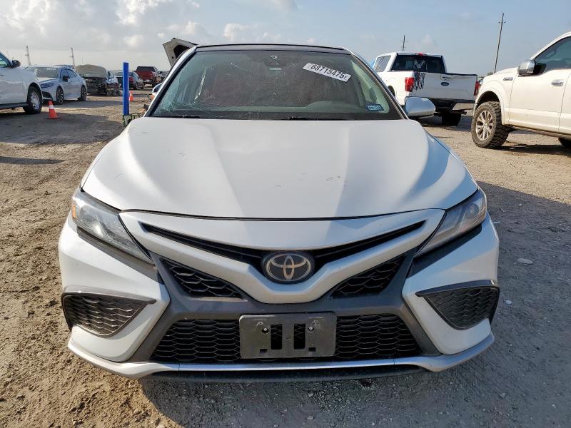 4T1K61AK4MU589660 - 2021 TOYOTA CAMRY XSE WHITE photo 5