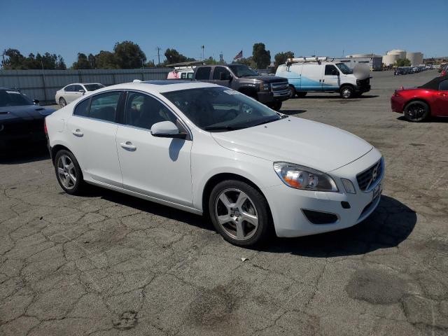 YV1612FS3D2179148 - 2013 VOLVO S60 T5 თეთრი ფოტო 4