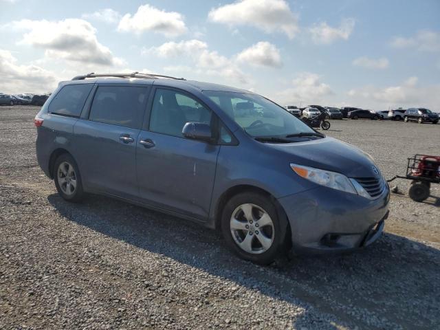 5TDKZ3DC5HS825237 - 2017 TOYOTA SIENNA LE BLUE photo 4