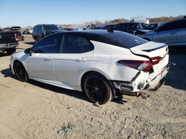 4T1KZ1AK1MU057368 - 2021 TOYOTA CAMRY TRD WHITE photo 2