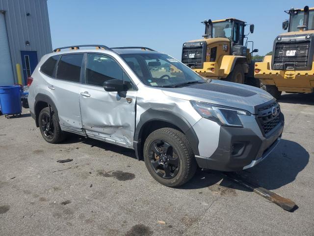 JF2SKAMC7NH405389 - 2022 SUBARU FORESTER WILDERNESS GRAY photo 4