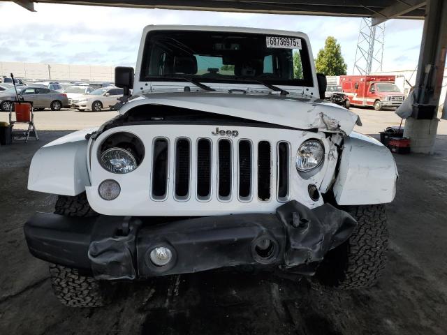 1C4BJWEG8GL199385 - 2016 JEEP WRANGLER U SAHARA WHITE photo 5