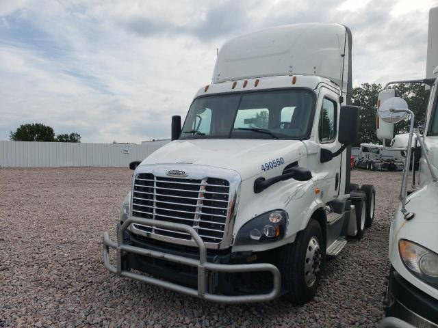 3AKJGBDV6LDMF1905 - 2020 FREIGHTLINER CASCADIA 1 WHITE photo 2