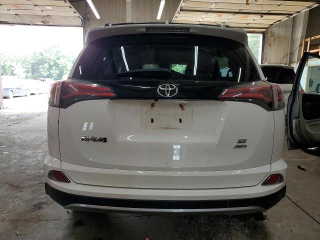 2T3JFREV3HW578659 - 2017 TOYOTA RAV4 SE თეთრი ფოტო 6