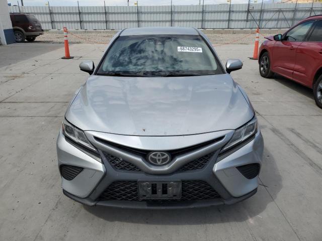 JTNB11HK3J3010874 - 2018 TOYOTA CAMRY L Gümüş foto 5