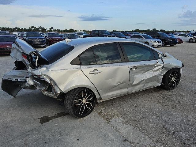 5YFEPMAE9MP224169 - 2021 TOYOTA COROLLA LE Серебристый фото 3