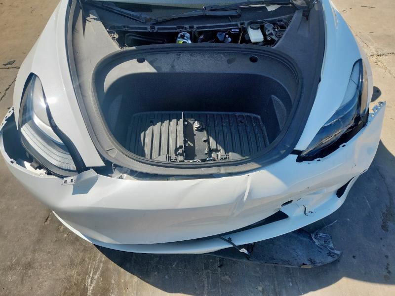 5YJ3E1EA6PF466629 - 2023 TESLA MODEL 3 Weiß Foto 11