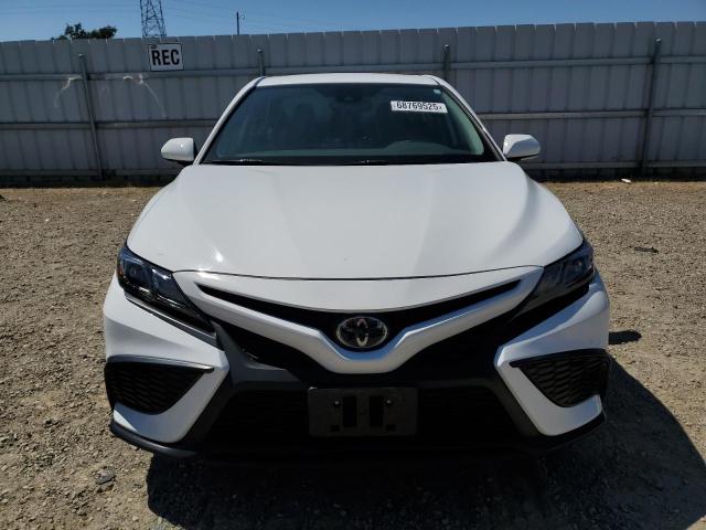 4T1T11AK6RU863760 - 2024 TOYOTA CAMRY SE NIGHT SHADE WHITE photo 5