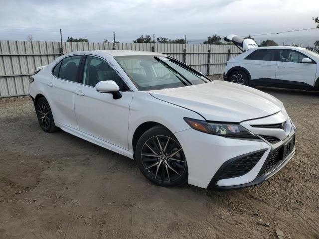 4T1G11AK5RU188873 - 2024 TOYOTA CAMRY SE NIGHT SHADE WHITE photo 4