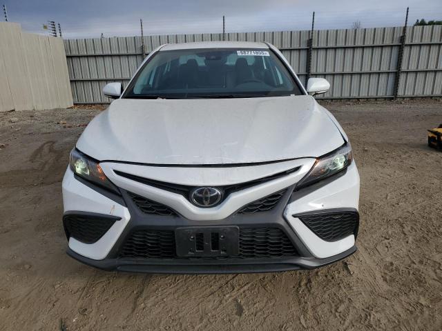 4T1G11AK5RU188873 - 2024 TOYOTA CAMRY SE NIGHT SHADE WHITE photo 5