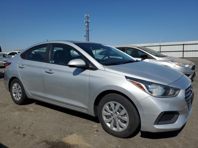 3KPC24A33KE052157 - 2019 HYUNDAI ACCENT SE Argent photo 4