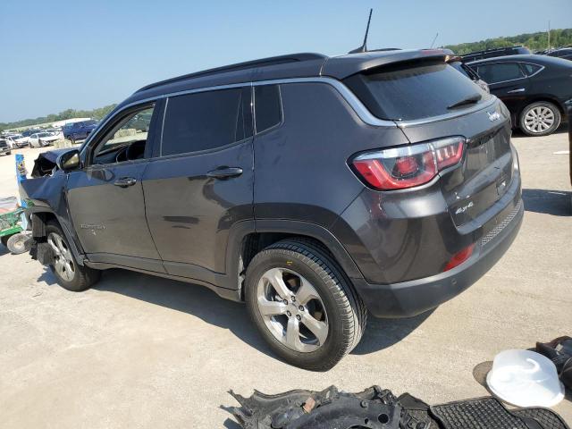 3C4NJDBB5JT392437 - 2018 JEEP COMPASS LATITUDE Մոխրագույն լուսանկար 2