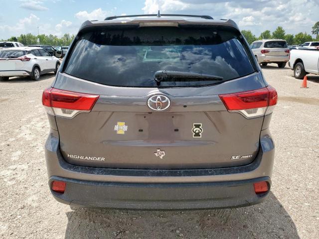 5TDJZRFH8JS897918 - 2018 TOYOTA HIGHLANDER SE 灰色 照片 6