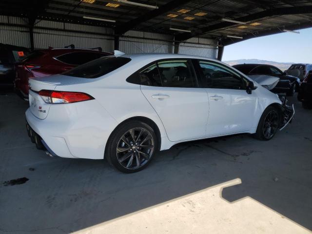 JTDBCMFE4R3046193 - 2024 TOYOTA COROLLA LE Weiß Foto 3