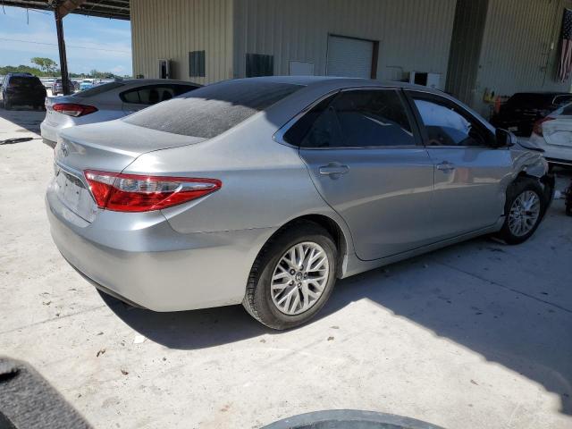 4T1BF1FK4HU372317 - 2017 TOYOTA CAMRY LE 银色 照片 3