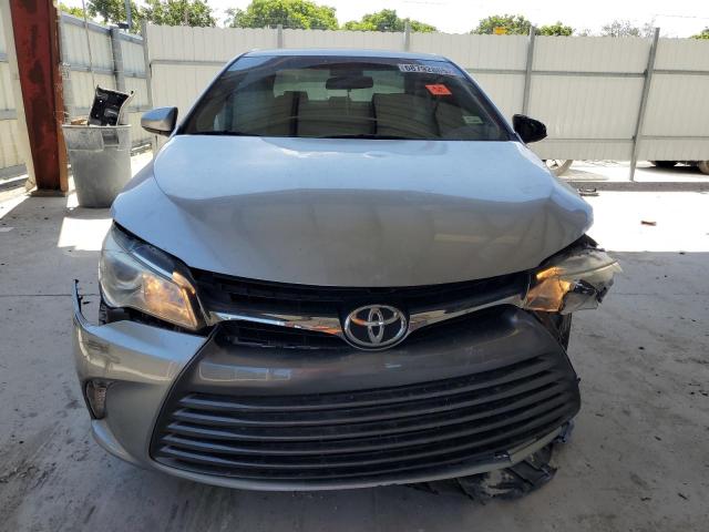 4T1BF1FK4HU372317 - 2017 TOYOTA CAMRY LE 银色 照片 5