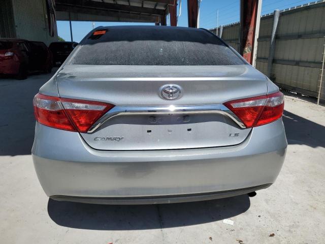 4T1BF1FK4HU372317 - 2017 TOYOTA CAMRY LE 银色 照片 6