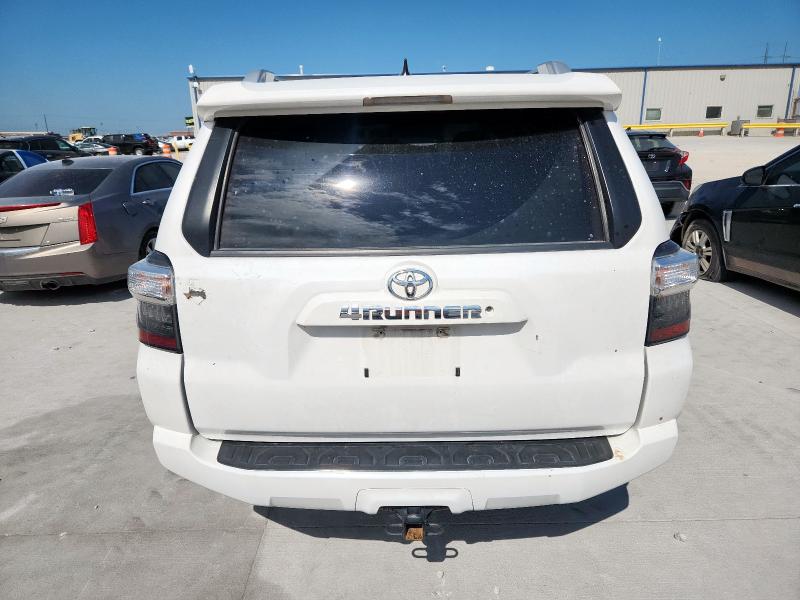 JTEZU5JRXJ5167469 - 2018 TOYOTA 4RUNNER SR5 أبيض صورة 6