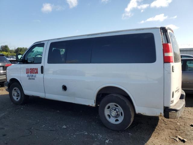 1GAHG35K581157273 - 2008 CHEVROLET EXPRESS G3 WHITE photo 2