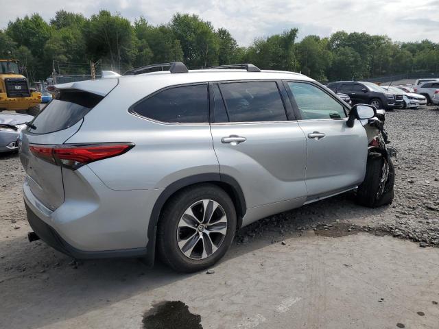 5TDGZRBHXMS526361 - 2021 TOYOTA HIGHLANDER XLE Plata foto 3