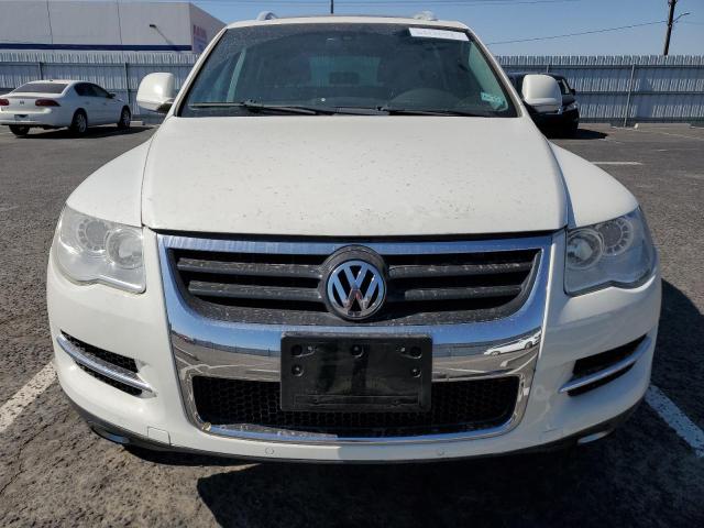 WVGBE77L38D069851 - 2008 VOLKSWAGEN TOUAREG 2 V6 WHITE photo 5