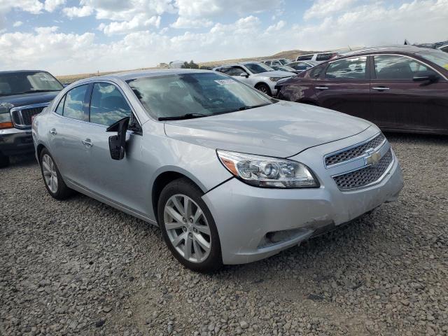1G11H5SA8DF300509 - 2013 CHEVROLET MALIBU LTZ ვერცხლისფერი ფოტო 4