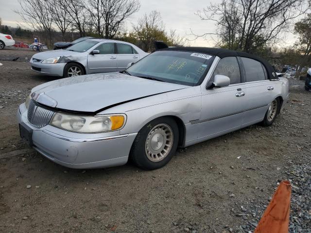 1LNHM81W5XY665587 - 1999 LINCOLN TOWN CAR EXECUTIVE SILVER photo 1