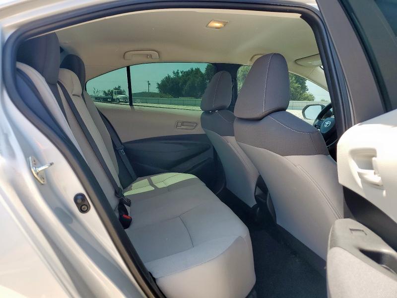 5YFEPMAE7NP372645 - 2022 TOYOTA COROLLA LE 银色 照片 10