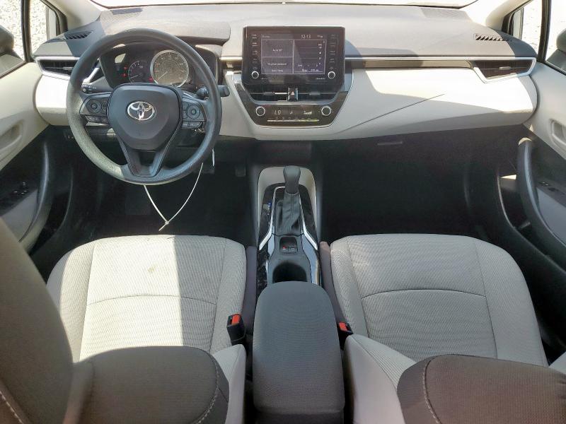 5YFEPMAE7NP372645 - 2022 TOYOTA COROLLA LE 银色 照片 8