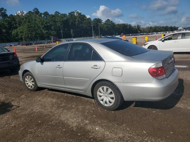 4T1BE32K55U018256 - 2005 TOYOTA CAMRY LE ვერცხლისფერი ფოტო 2
