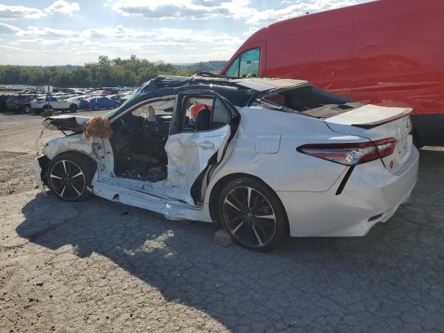 4T1B61HK9JU080214 - 2018 TOYOTA CAMRY XSE WHITE photo 2