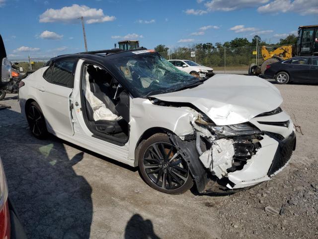 4T1B61HK9JU080214 - 2018 TOYOTA CAMRY XSE WHITE photo 4