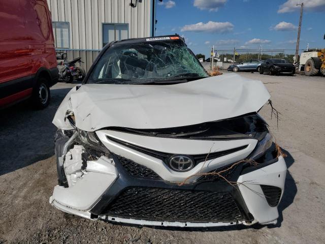 4T1B61HK9JU080214 - 2018 TOYOTA CAMRY XSE WHITE photo 5