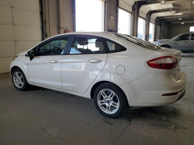 3FADP4BJ4JM113450 - 2018 FORD FIESTA SE Weiß Foto 2