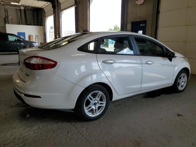 3FADP4BJ4JM113450 - 2018 FORD FIESTA SE Weiß Foto 3