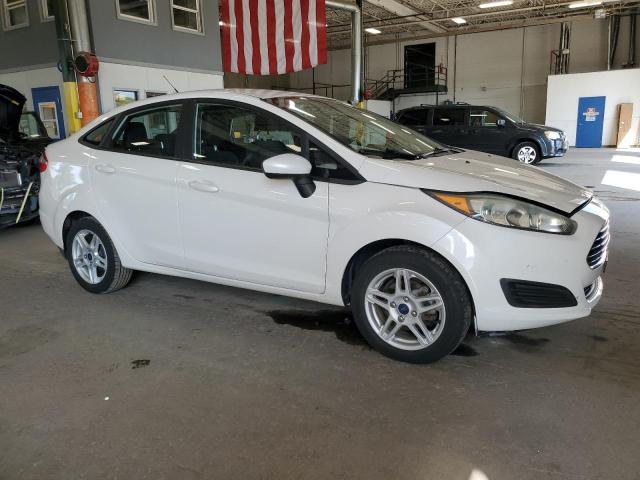 3FADP4BJ4JM113450 - 2018 FORD FIESTA SE Weiß Foto 4